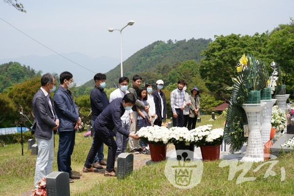 건치 광주전남지부 회원들은 지난 17일 망월동 묘역을 찾아 희생자들의 넋을 기리고 5·18 정신을 되새겼다. (제공 = 서종환)