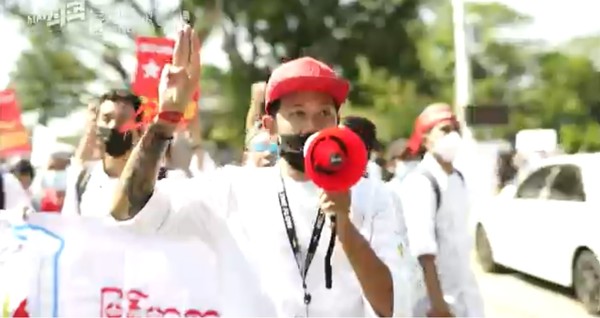 군부쿠데타 반대 시위에 나서고 있는 미얀마 시민들(사진출처: KBS 시사직격 화면 캡처)