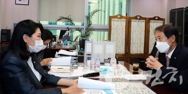 박태근 협회장(오른쪽)과 신현영 의원.