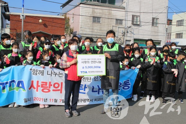 대구치가 지난 7일 대구시 서구 일원동 일대에서 사랑의 연탄나눔 행사를 개최했다.