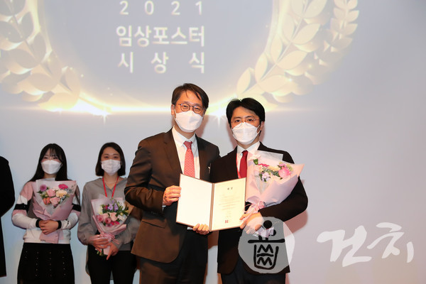김양수 심사위원장(왼쪽)과 오현준 전임의.