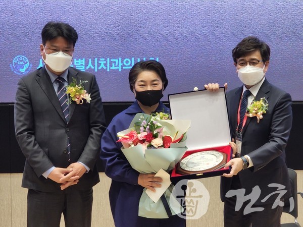 제20회 서치 치과의료 봉사상은 송파구회 '이웃사랑치과봉사회'가 수상했다.