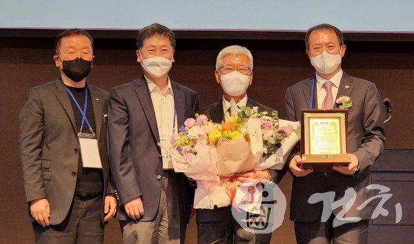 제48회 협회대상 학술상을 수상한 서울대치의학대학원 민병무 명예교수(오른쪽 두번째)