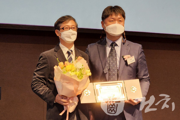 ‘윤광열 치과의료봉사상’을 수상한 인천 프린스앤프린세스치과의원 송민호 원장(왼쪽)