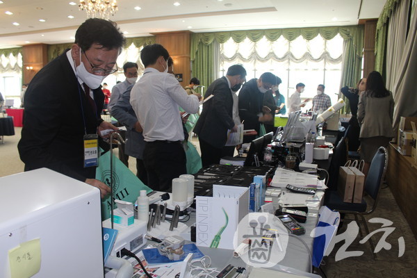 경북치 춘계학술대회에는 22개 치과기자재 업체가 함께했다.