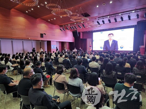 오늘(9일) 서울 명동 포스트타워 10층 대회의실에서 열린 제77회 구강보건의날 기념식에서 보건복지부 이기일 제2차관이 영상으로 축사를 전했다.