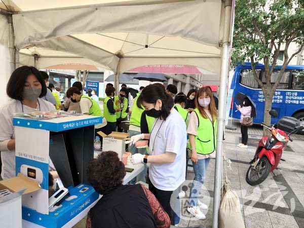 치과의료단체들이 한국은행 앞 분수대 광장에서 체험부스를 열고, 시민들에게 구강보건 상식을 홍보하고 구강용품을 배포했다.