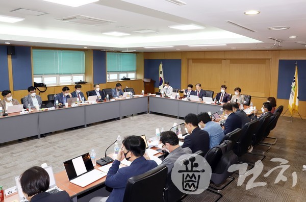 대한치과의사협회는 지난 21일 송정동 치과의사회관에서 2022 회계연도 제2회 정기이사회를 개최했다.