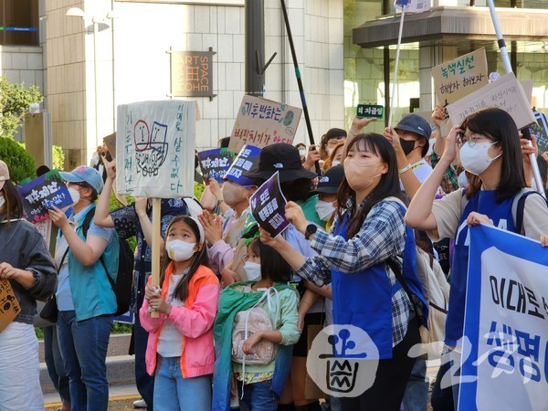 9월기후정의행동 주최로 지난 24일 서울 시청, 광화문 일대에서 '924기후정의 행진'이 개최됐으며, 400여 단체 3만5천여 명의 시민이 참가해 