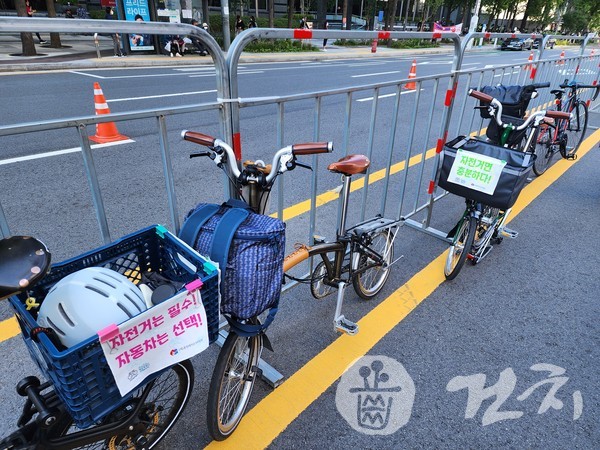 9월기후정의행동 주최로 지난 24일 서울 시청, 광화문 일대에서 열리 '924기후정의 행진'에 등장한 시민들의 다양한 구호와 요구들.