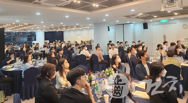 부산치대 13기 졸업생들이 지난 24일 39기 후배들과 멘토링 행사를 개최했다.