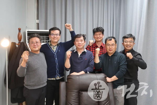 (왼쪽부터) 오효원 회원, 이준용‧송정록 공동회장, 이성오·김현철·권기탁 회원.