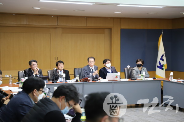 대한치과의사협회는 지난 20일 서울 송정동 치과의사회관 4층 대강당에서 2022 회계연도 제8회 정기이사회를 개최했다.