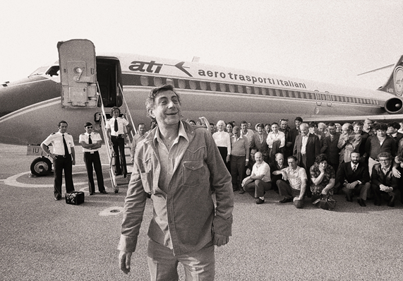 1975년 9월 16일, 바살리아는 “저항하는 100명의 항공 여행”이라는 이름으로 정신질환자들과 함께 비행기를 타고 트리에스테 상공을 돌아 착륙하는 행사를 벌였다.(https://ilbolive.unipd.it/it/news/manicomio-colorno-esperienza-rivoluzione) (제공=문정주)