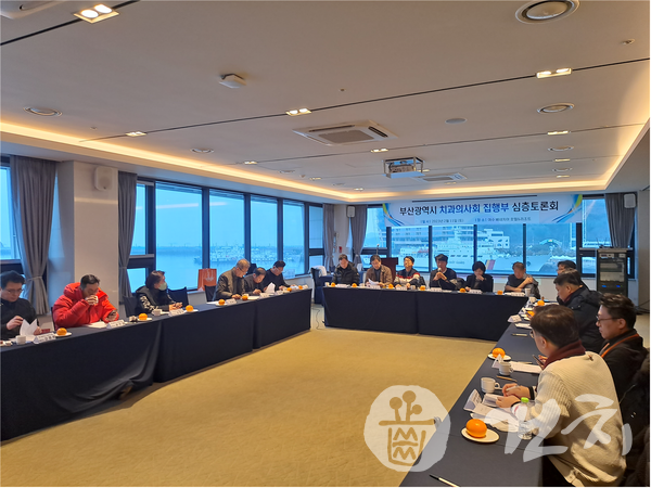 부산시치과의사회 30대 집행부가 지난 11일 여수 베네치아호텔에서 심층 토론회를 개최했다.