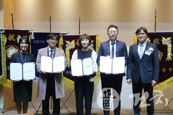 인천지부 공로상 수상자들. (왼쪽부터) 공미선·박정관·정선희·서민교 회원, 강정호 회장.