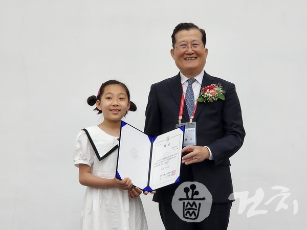 치아그리기 공모전에서 대상을 수상한 서울봉화초등학교 선율 학생(왼쪽)