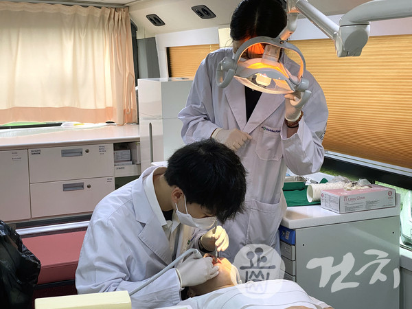 부산대학교치과병원이 지난 15일 만덕종합사회복지관에서 '찾아가는 의료봉사'를 실시했다.