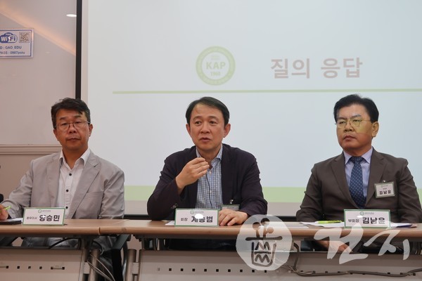 (왼쪽부터) 양승민 총무이사, 계승범 회장, 김남윤 부회장.