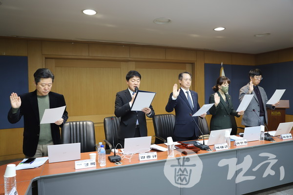 대한치과의사협회 제7회 정기이사회가 지난 21일 서울 송정동 치과의사회관 4층 대회의실에서 개최됐다.