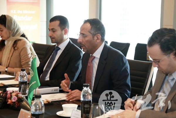 사우디 산자부 반다르 빈 이브라힘 알코라이예프 장관(오른쪽에서 2번째)이 사업 제안 취지를 설명하고 있다.