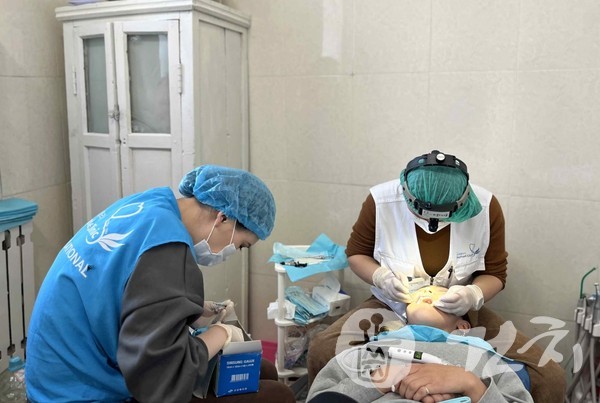 라파엘몽골리아 의료봉사단 의료캠프에서의 치과진료 장면.