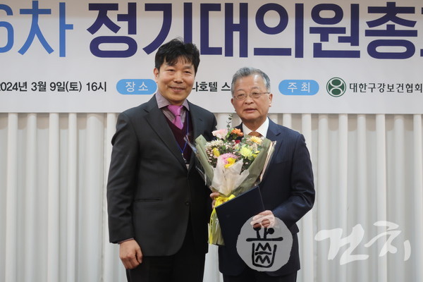 보건복지부 장관상을 수상한 신흥 이용익 대표(오른쪽)와 박용덕 회장.